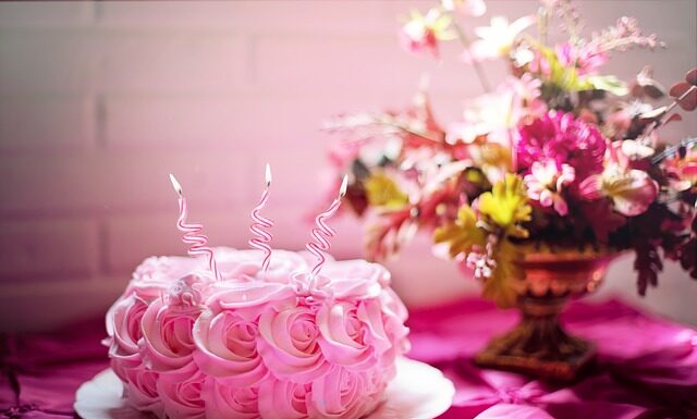 Jak udekorować tort bezowy?