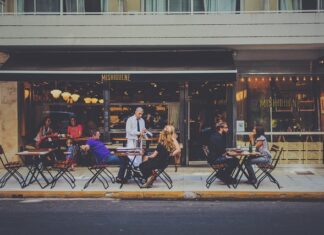 Jak rozmawiać z klientem w salonie fryzjerskim? Jak rozmawiać z klientem w salonie fryzjerskim?